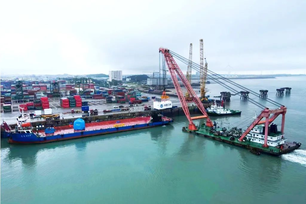 央视关注丨全球首台16兆瓦超大容量海上风电机主机在江阴港区起运02.jpg