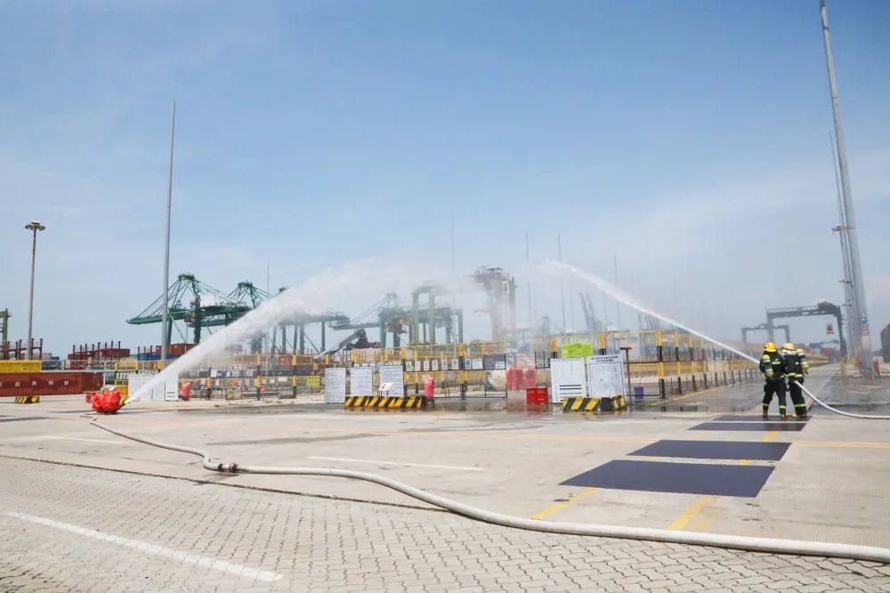 安全生产月 福州港务集团开展危险货物泄漏处置应急演练05.jpg