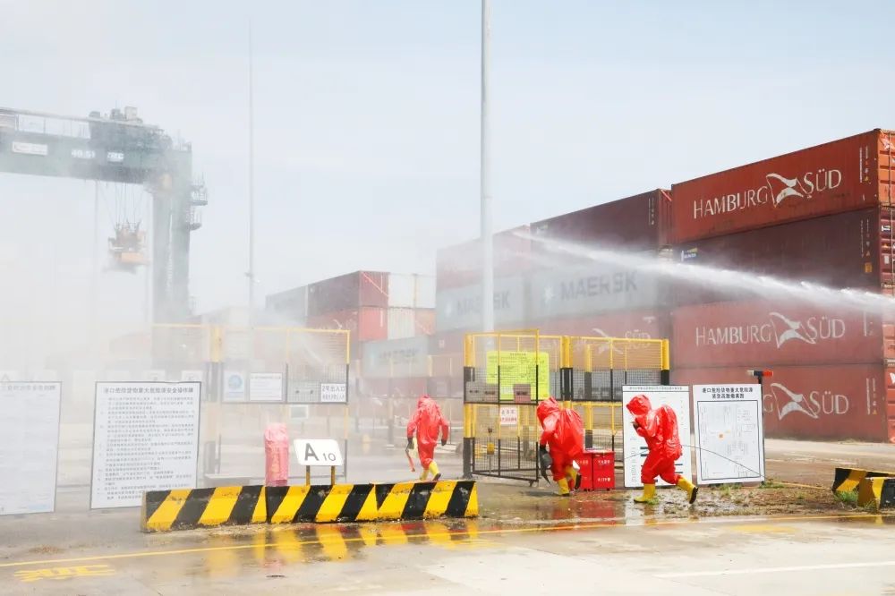 安全生产月 福州港务集团开展危险货物泄漏处置应急演练06.jpg