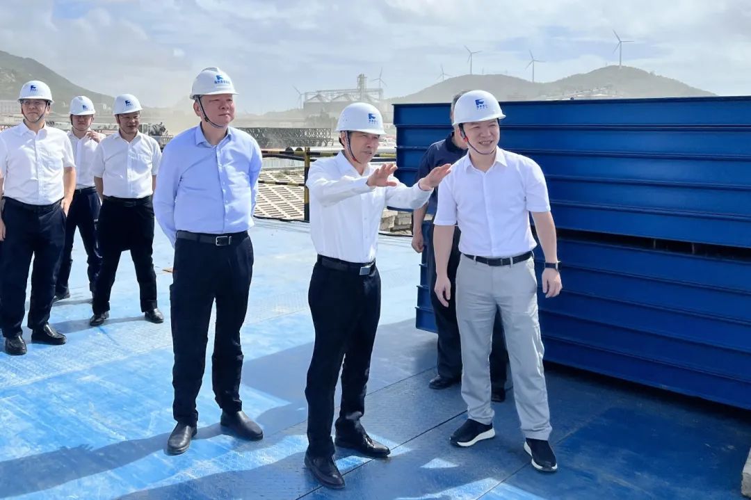福建港口集团党委书记、董事长陈志平到福建省港口工程公司元洪项目部开展防台检查01.jpg