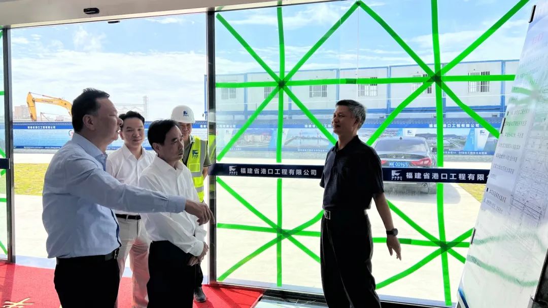 福建港口集团党委书记、董事长陈志平到福建省港口工程公司元洪项目部开展防台检查02.jpg