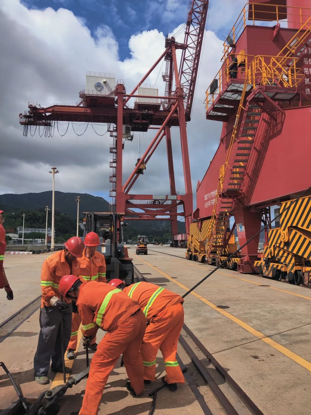 迎战“杜苏芮” 福港在行动13.jpg