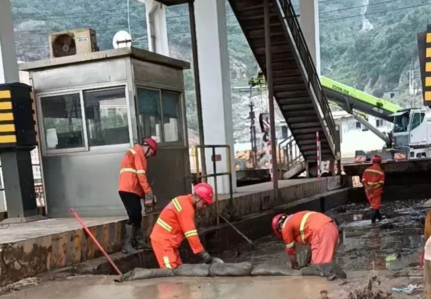 主题教育见行动 台风过后复产快05.jpg