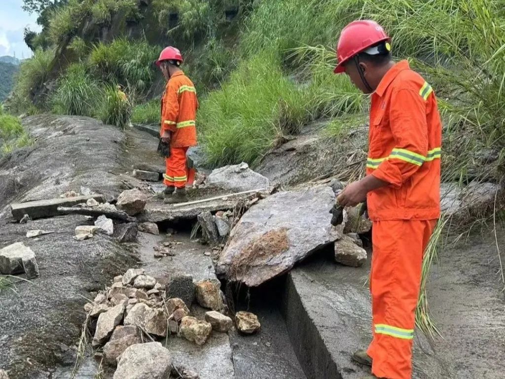 主题教育见行动 台风过后复产快07.jpg