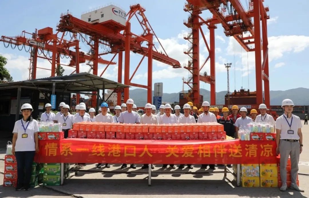 一线送清凉 关爱到身边丨福建港口集团党委副书记、总经理陈乐章到福港集箱慰问高温岗位一线职工01.jpg