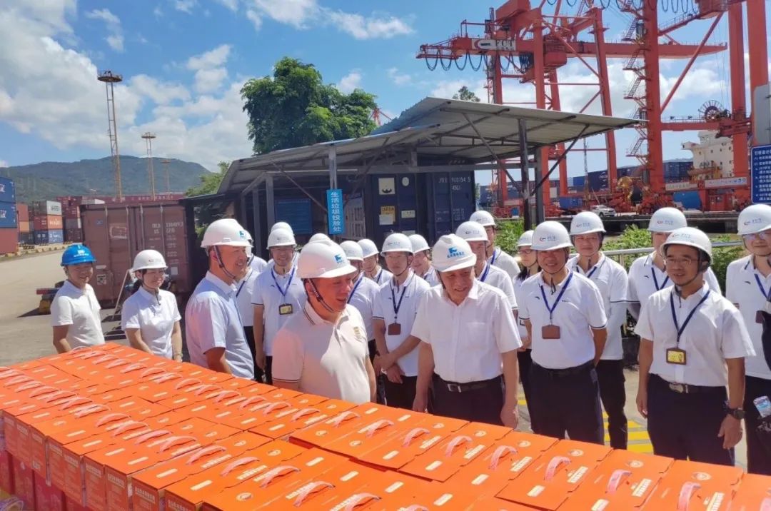 一线送清凉 关爱到身边丨福建港口集团党委副书记、总经理陈乐章到福港集箱慰问高温岗位一线职工02.jpg