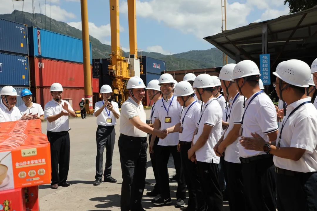 一线送清凉 关爱到身边丨福建港口集团党委副书记、总经理陈乐章到福港集箱慰问高温岗位一线职工03.jpg