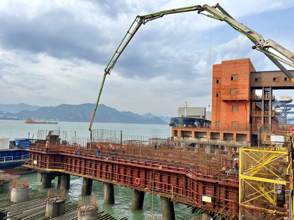 三争三提丨可门6#、7#泊位工程首榀下横梁顺利完成浇筑01.png