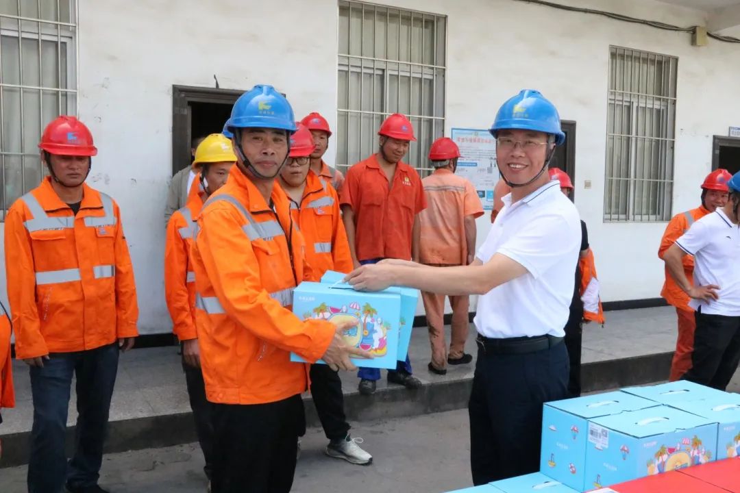 送一夏清凉 润一线人心丨福州港务集团开展2023年防暑降温慰问活动05.jpg