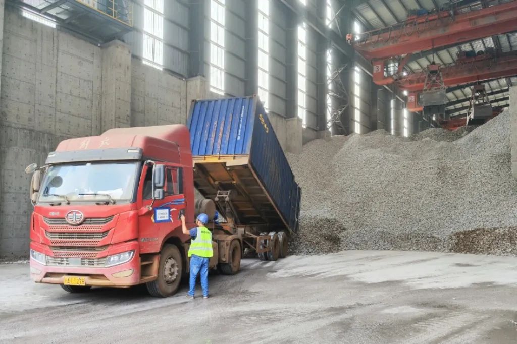 推动多方共赢，实现融合发展丨福州港首次开辟“广西钦州-福州罗源”石灰石散改集保供项目02.jpg