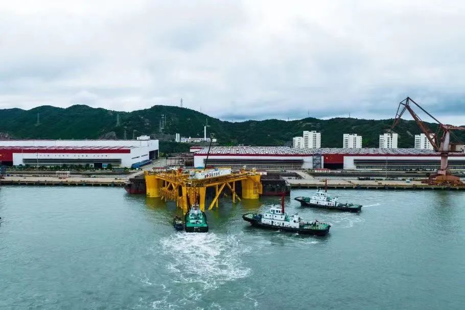 三争三提  福港拖轮助力全球首个漂浮式风渔融合项目平台拖带及安装作业01.jpg
