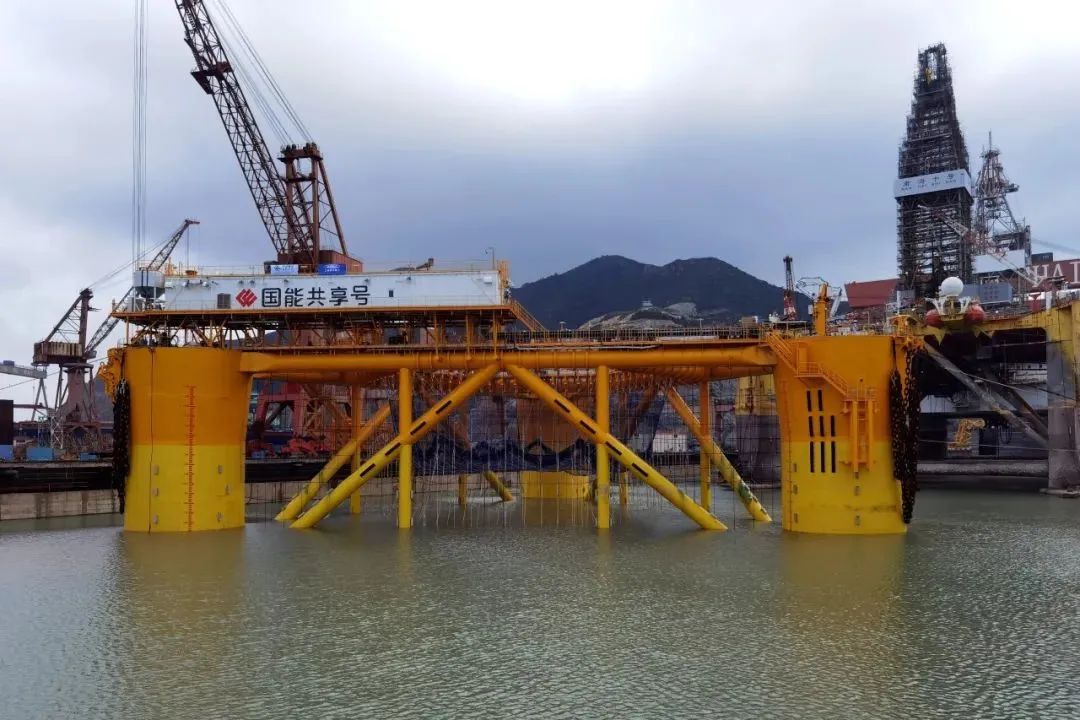 三争三提  福港拖轮助力全球首个漂浮式风渔融合项目平台拖带及安装作业02.jpg