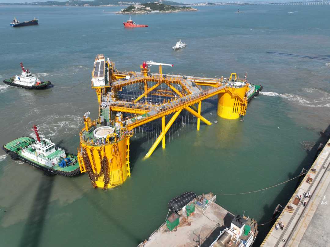 三争三提  福港拖轮助力全球首个漂浮式风渔融合项目平台拖带及安装作业03.jpg