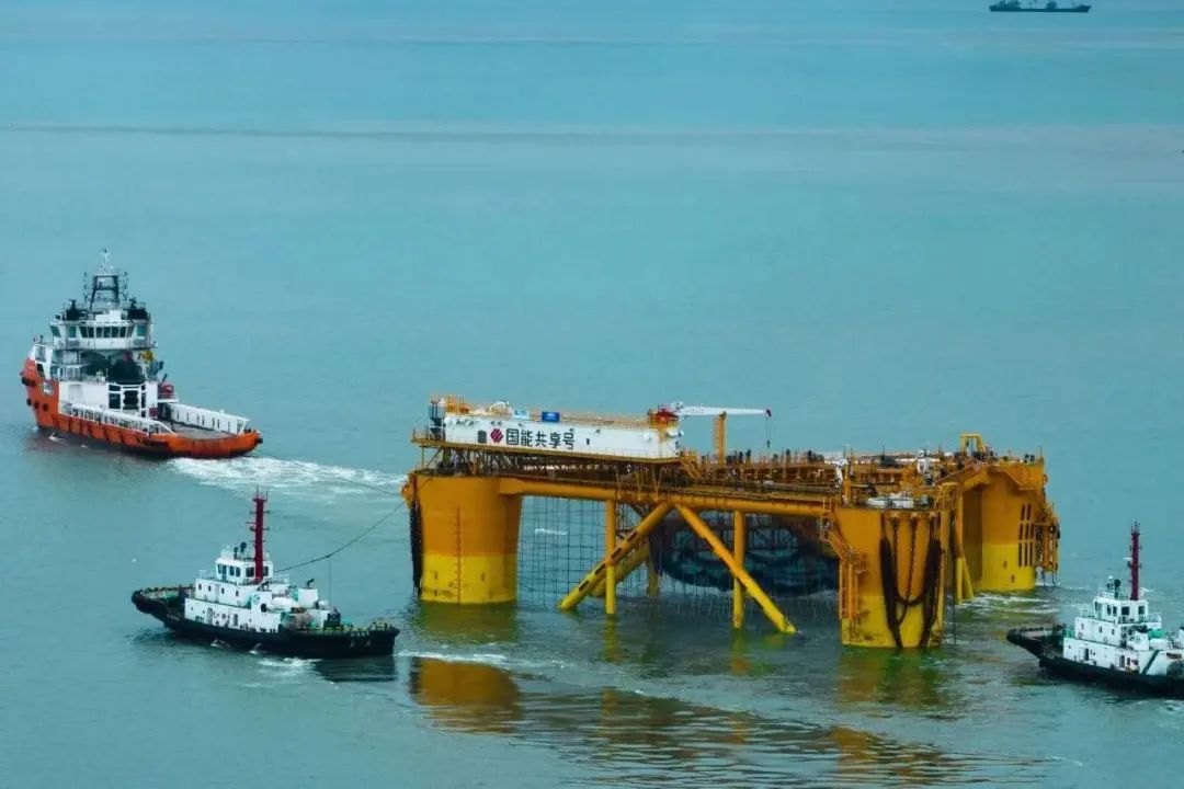 三争三提  福港拖轮助力全球首个漂浮式风渔融合项目平台拖带及安装作业04.jpg
