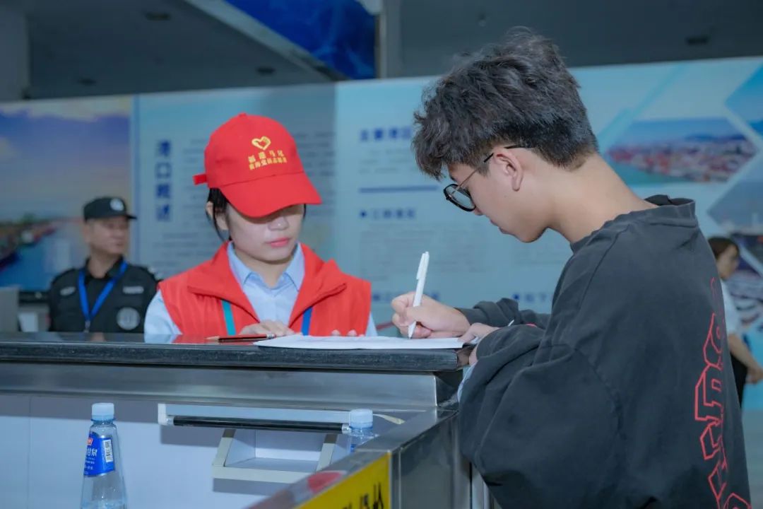 微光成炬 盛会有我 福港马尾蓝海青年志愿者护航2023世界航海装备大会03.jpg