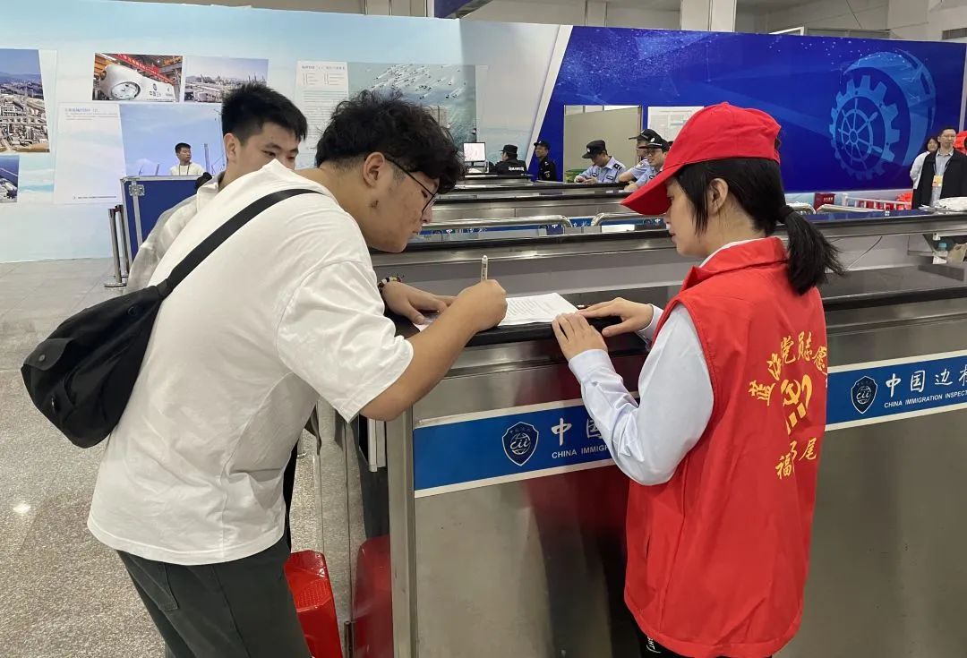 微光成炬 盛会有我 福港马尾蓝海青年志愿者护航2023世界航海装备大会04.jpg