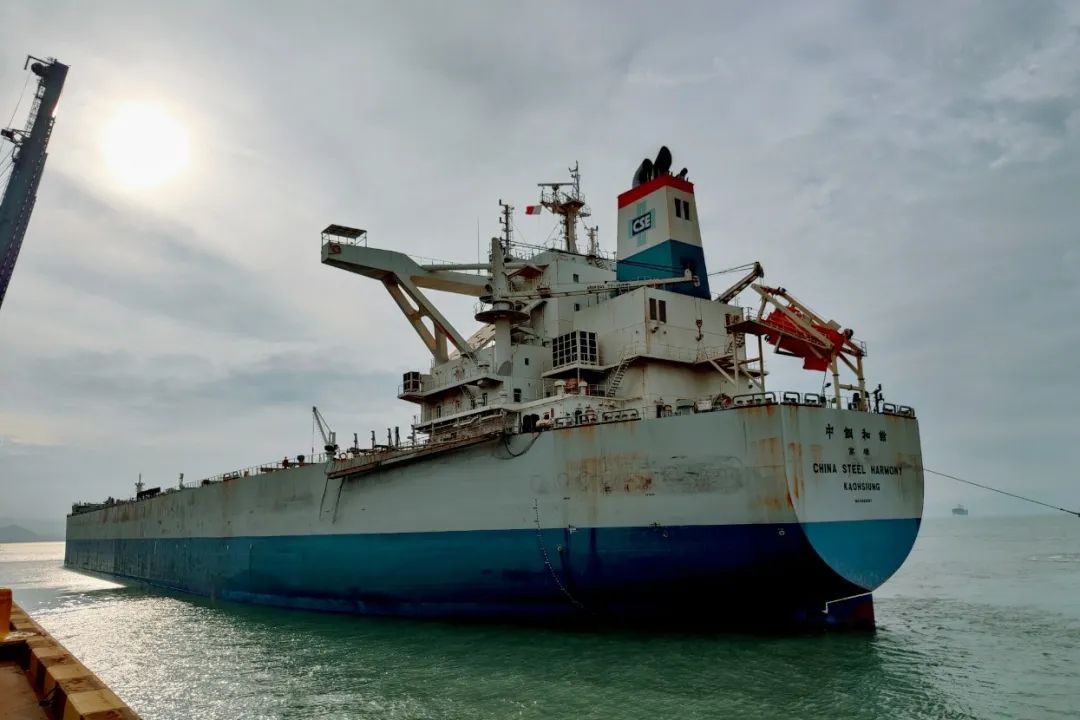 百日攻坚进行时 可门港顺利完成首批RTBF混矿作业01.jpg