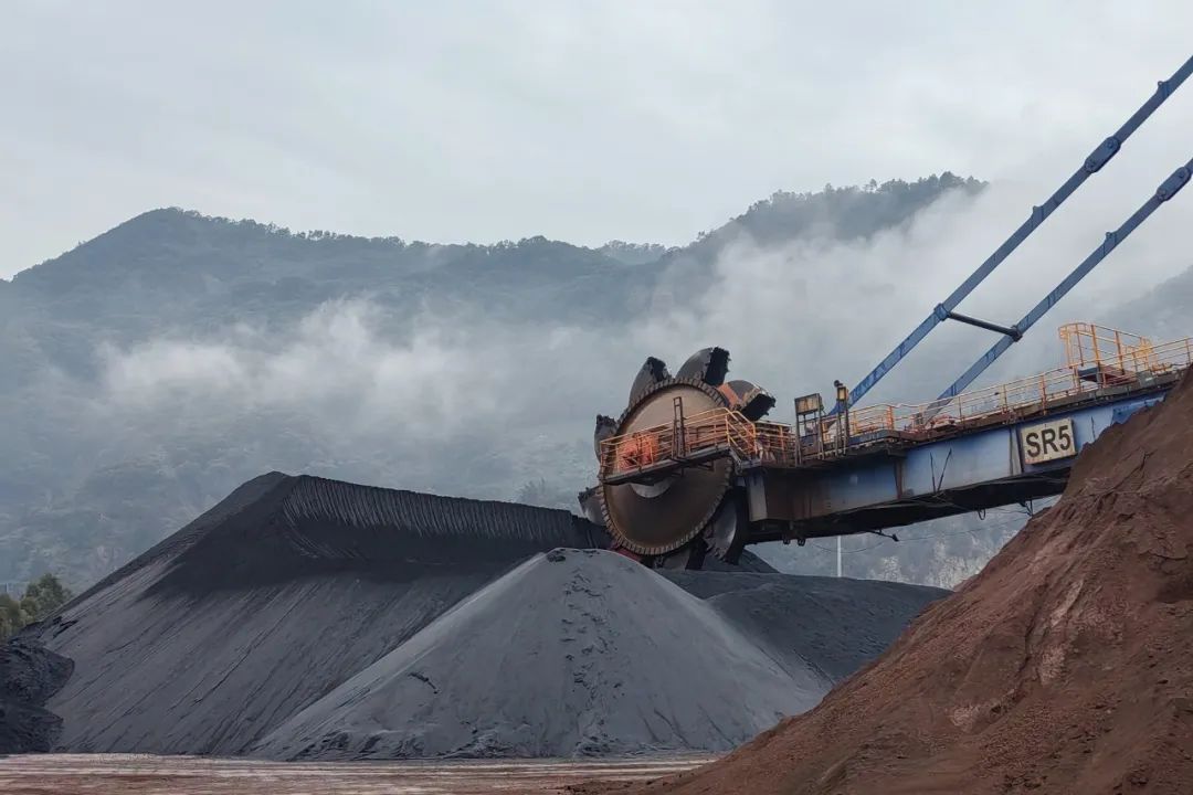 百日攻坚进行时 可门港顺利完成首批RTBF混矿作业02.jpg