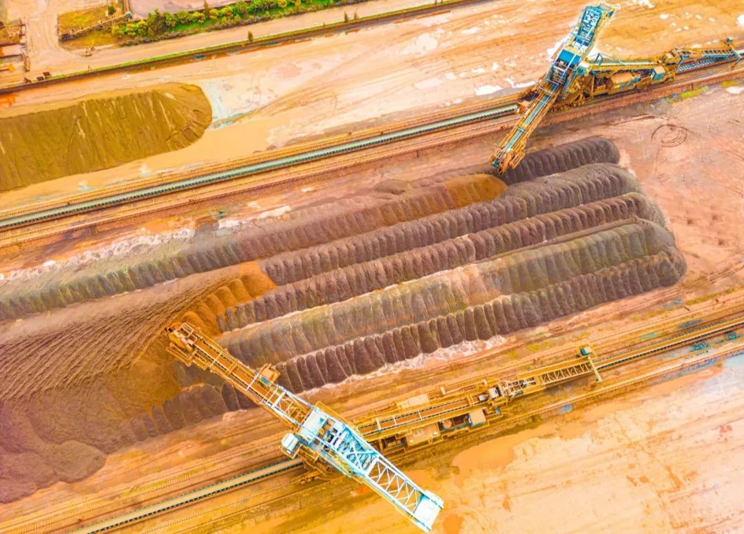 百日攻坚进行时 可门港顺利完成首批RTBF混矿作业03.jpg