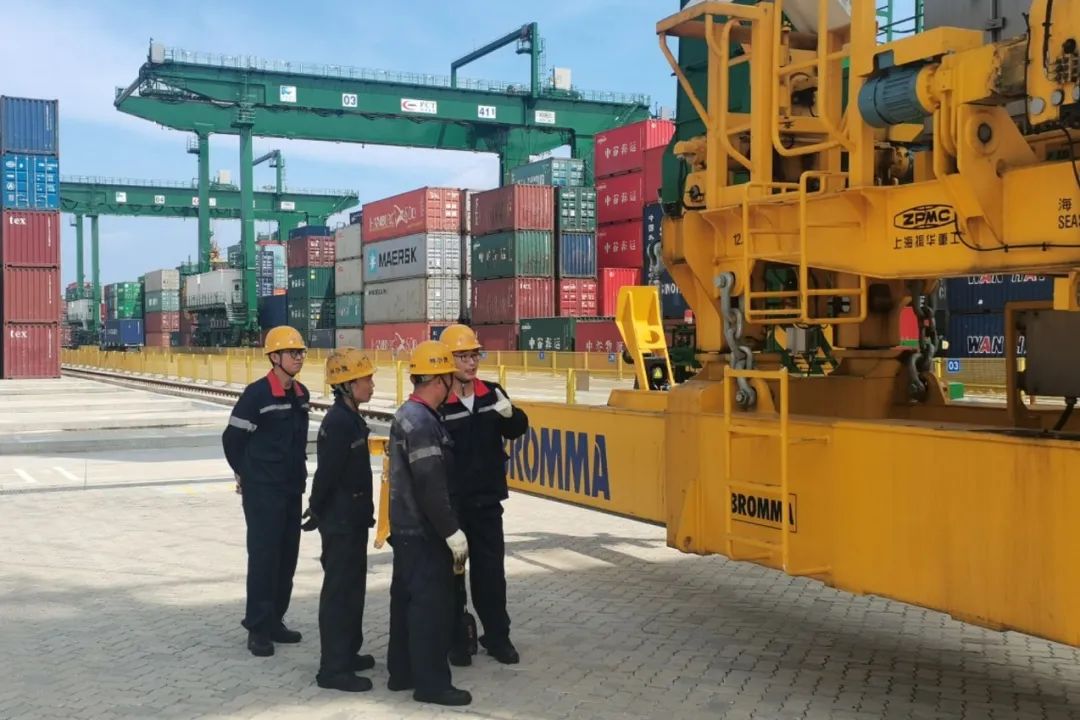 “百日攻坚”进行时丨福州港江阴港区自动化设备效率创新高01.jpg