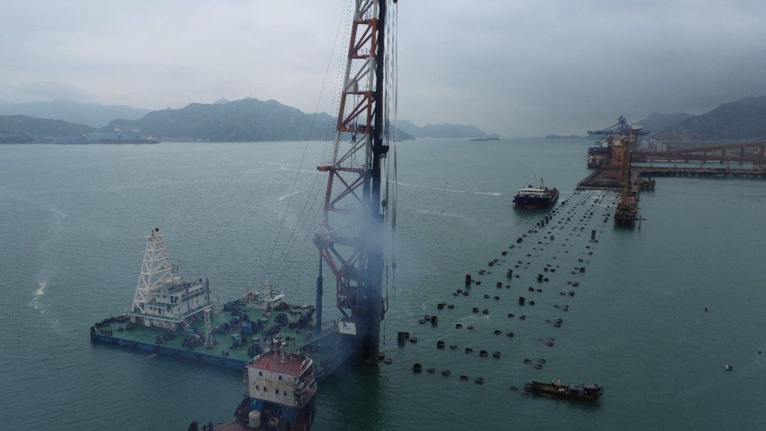 “百日攻坚”进行时丨福州港罗源湾港区可门作业区6#、7#泊位工程钢管桩沉桩顺利完成01.png