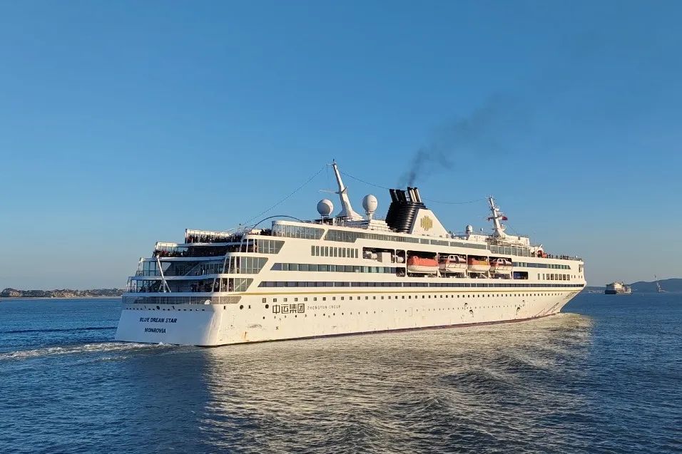 “百日攻坚”进行时 福港拖轮首次协助国际邮轮成功靠离泊01.jpg