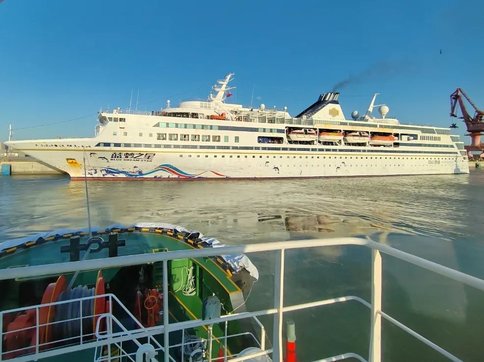 “百日攻坚”进行时 福港拖轮首次协助国际邮轮成功靠离泊02.jpg