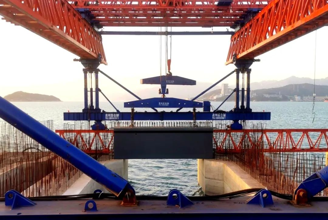 项目攻坚丨可门作业区6号、7号泊位首榀纵梁顺利安装01.jpg