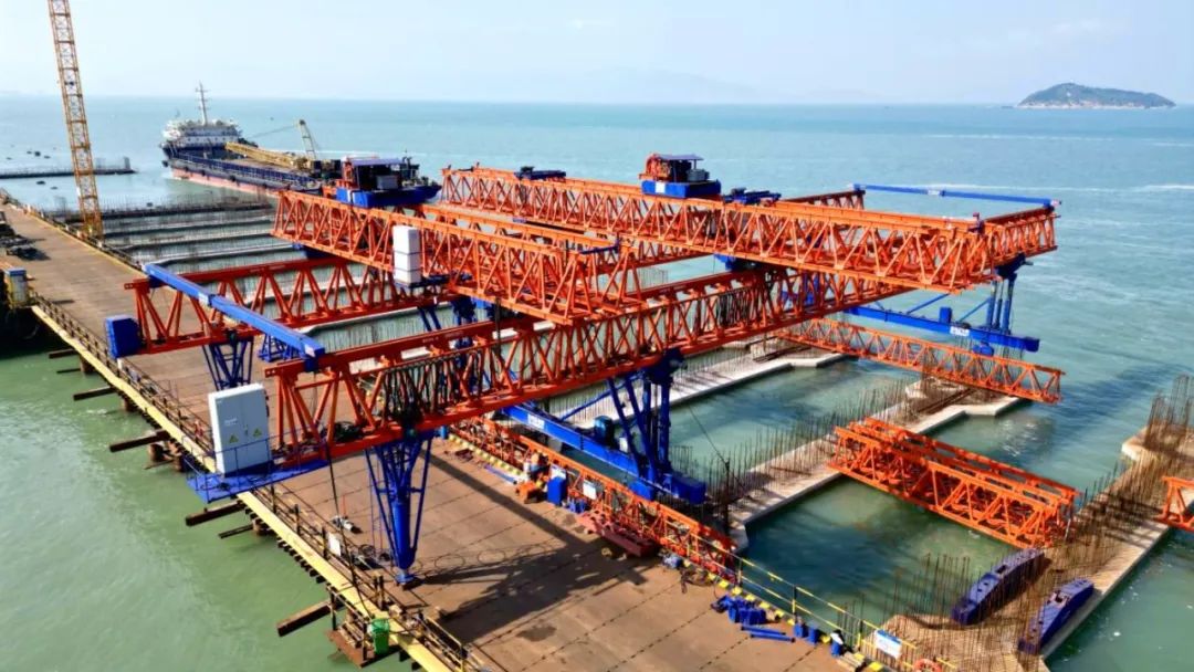 项目攻坚丨可门作业区6号、7号泊位首榀纵梁顺利安装02.jpg