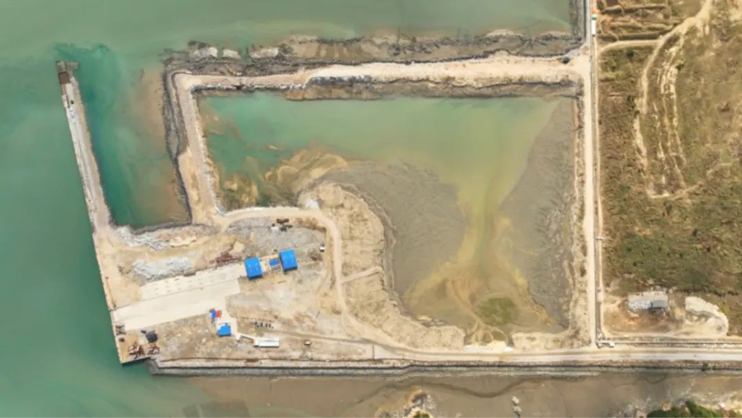 百日攻坚丨泉港八方顺利完成肖厝作业区18号泊位工程码头主体建设01.jpg