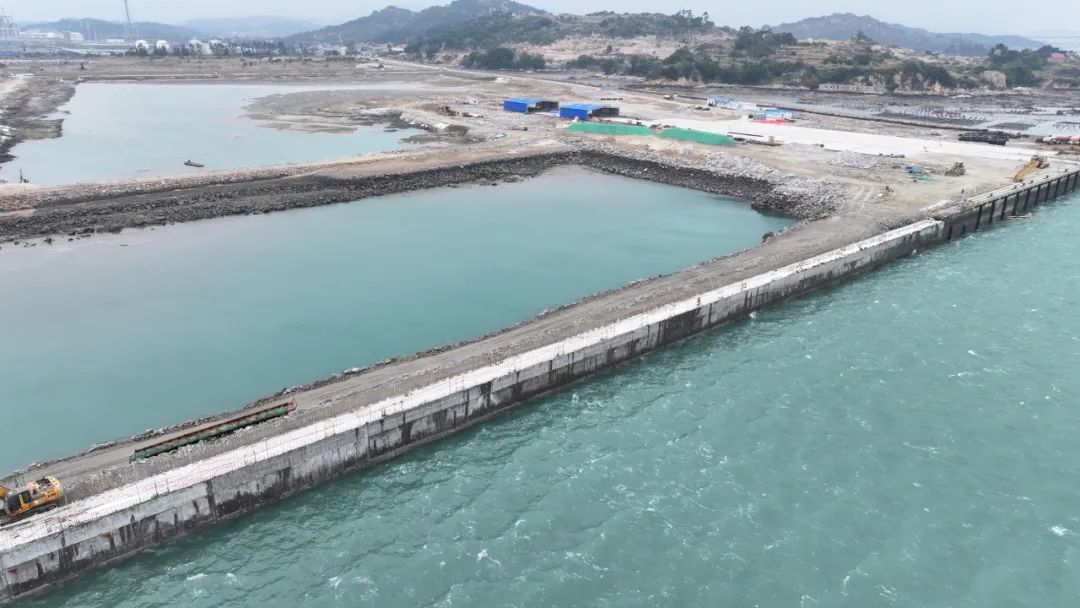 百日攻坚丨泉港八方顺利完成肖厝作业区18号泊位工程码头主体建设02.jpg