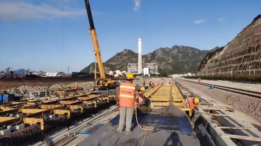 项目开门红丨新建福州可门港铁路支线散货移动式装车机及进出港通道项目首段无砟轨道整体道床顺利浇筑完成02.jpg
