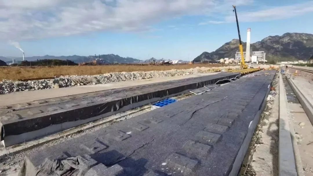 项目开门红丨新建福州可门港铁路支线散货移动式装车机及进出港通道项目首段无砟轨道整体道床顺利浇筑完成03.jpg