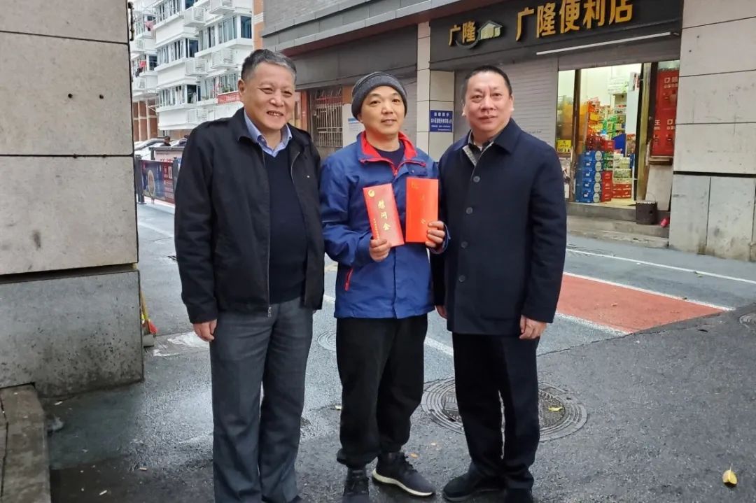 节前慰问 情暖人心丨福建港口集团党委副书记、副董事长、总经理陈乐章春节前慰问福州港务困难职工.jpg