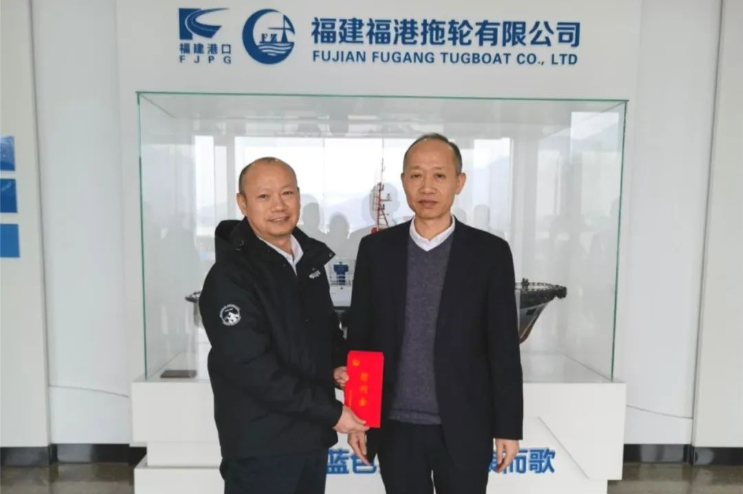 集团党委委员、副总经理叶关勇慰问福港拖轮一线劳模.jpg