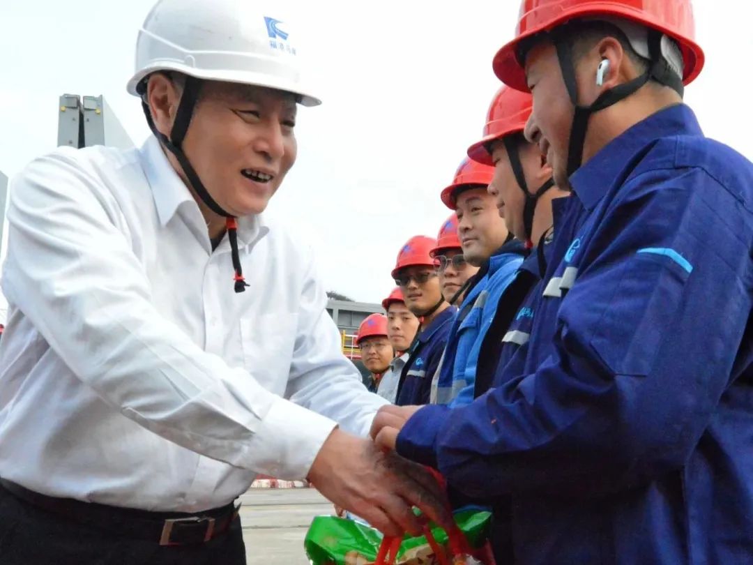 集团党委副书记、副董事长罗卫东慰问福港马尾一线职工.jpg