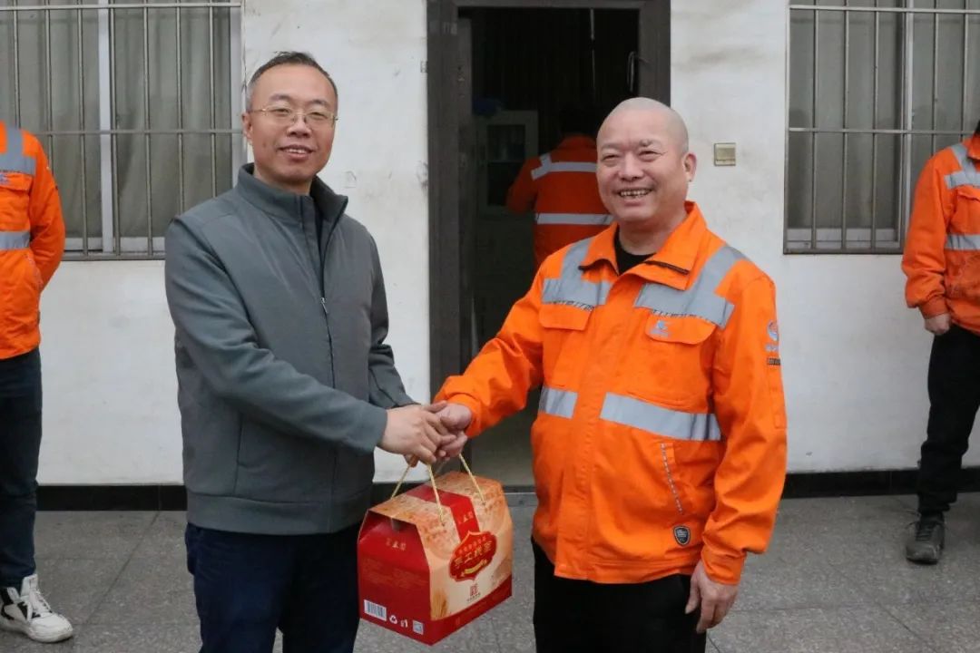 集团党委委员、纪委书记杨建国慰问福港台源一线职工.jpg