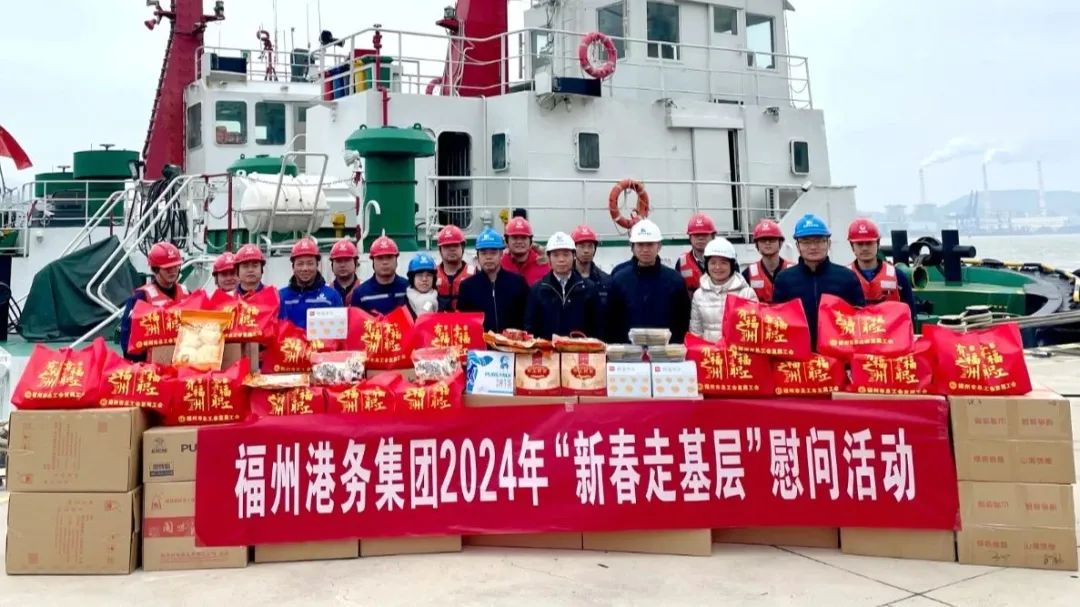 集团党委委员、副总经理叶关勇慰问福港拖轮一线职工.jpg
