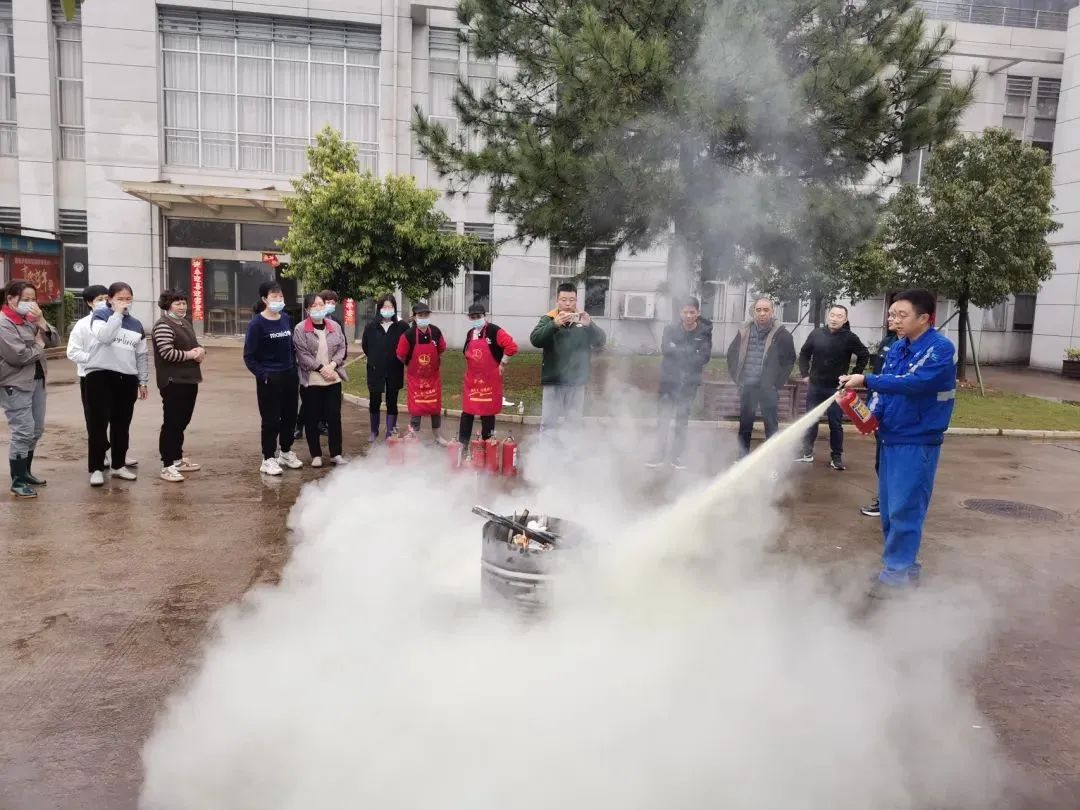 福港罗源湾在岗一线职工正在进行消防灭火器实操演练.jpg