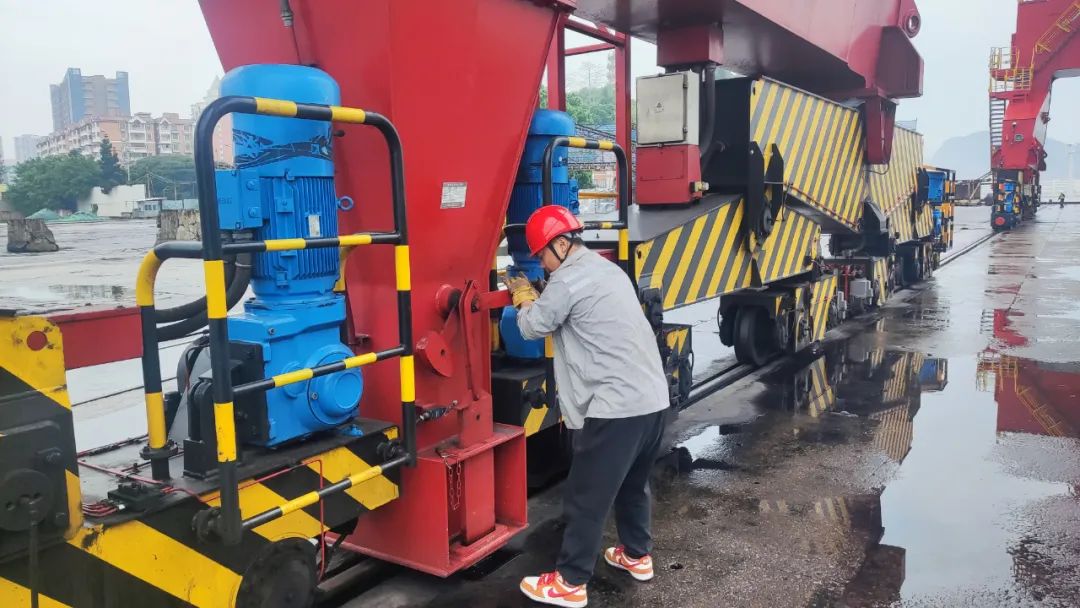 服务“不打烊” 生产“加速度”.jpg