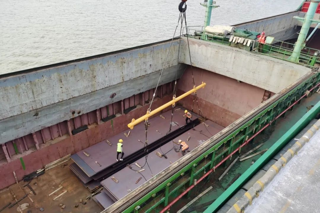 以新提质  榕通码头长钢板装卸工艺再升级.jpg