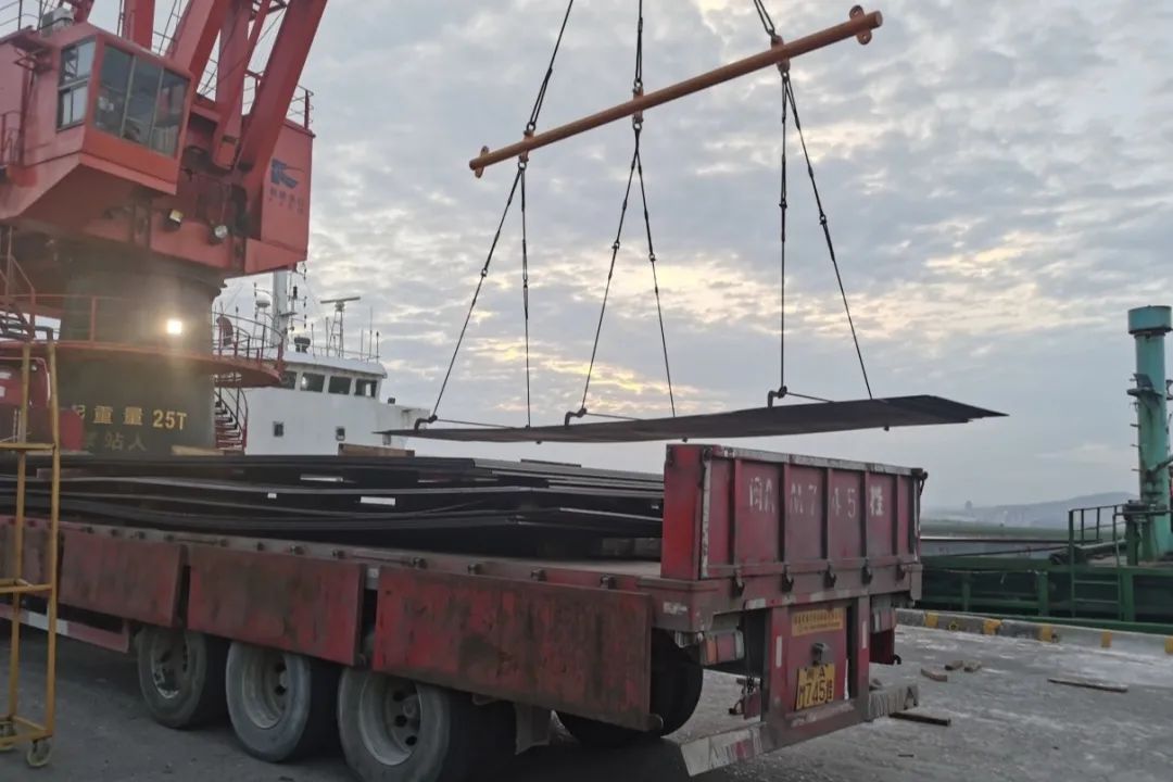 以新提质  榕通码头长钢板装卸工艺再升级01.jpg