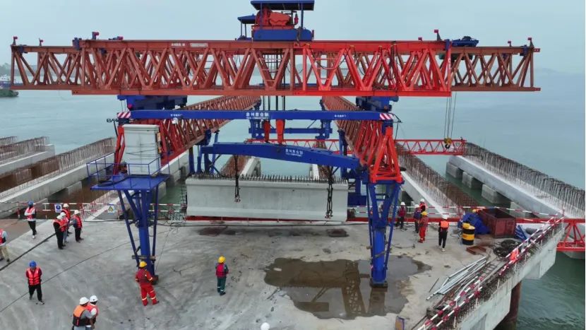 福州港元洪作业区1#、2#泊位工程首片码头纵梁架设成功.jpg