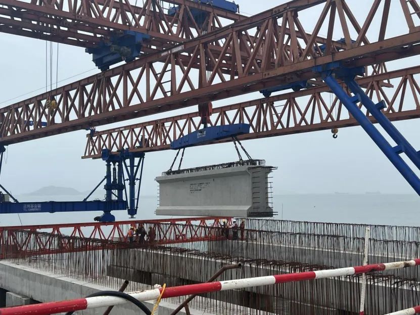 福州港元洪作业区1#、2#泊位工程首片码头纵梁架设成功01.jpg