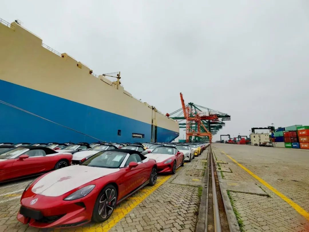 2429辆！福州港江阴港区第五批次整车出口“扬帆起航”.jpg