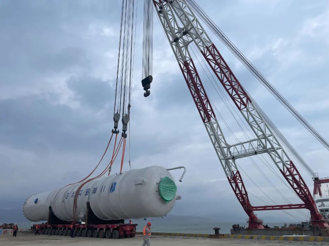 福建泉港八方顺利完成百宏化学今年首船大件设备接卸任务01.jpg