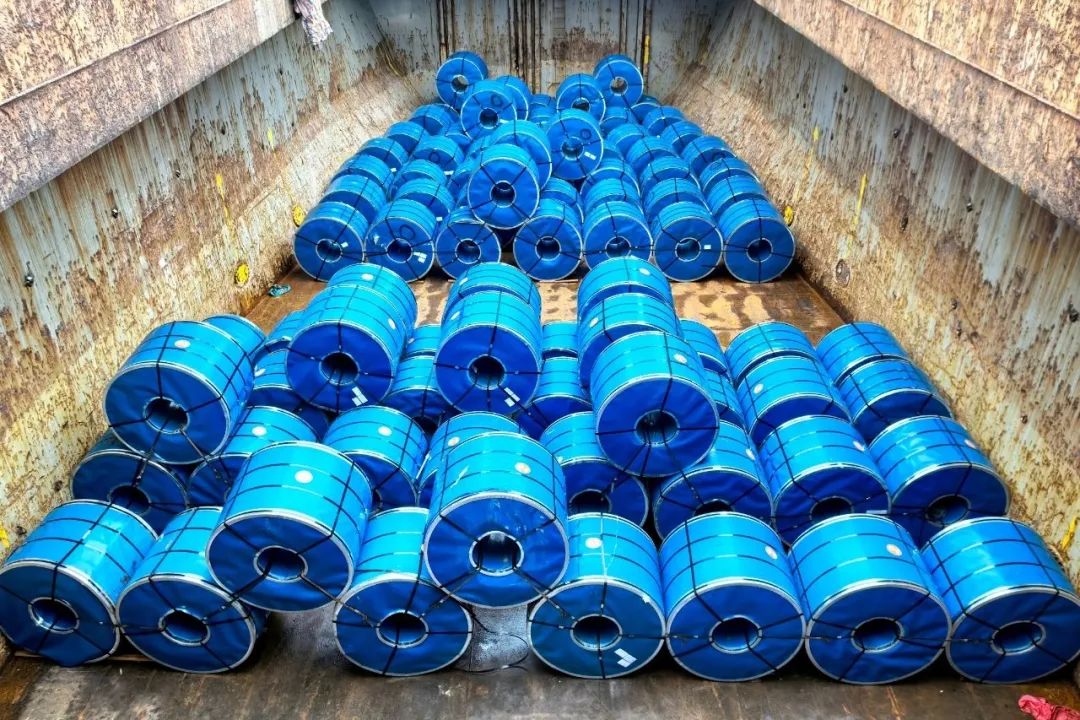 闽台融合丨福港罗源湾顺利完成首艘台湾线卷钢装船出口业务.jpg