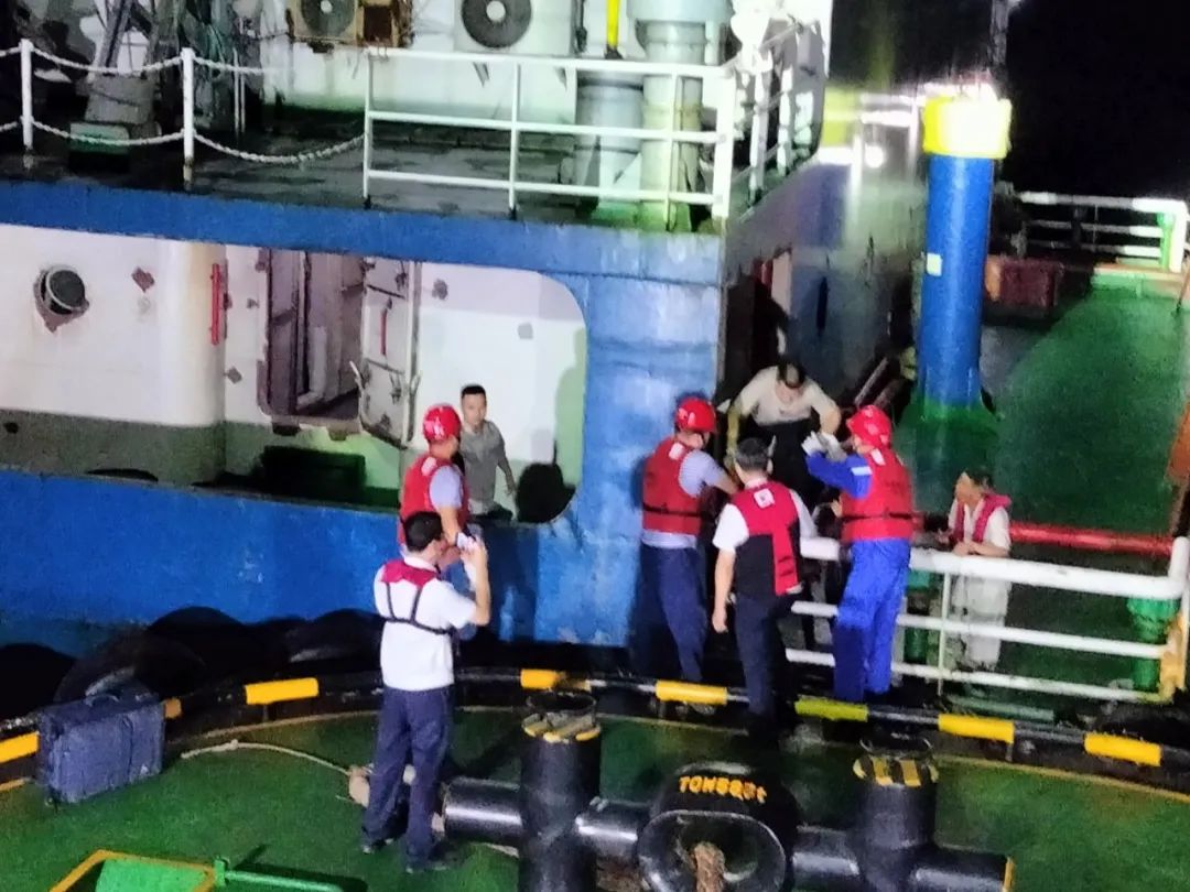 畅通生命通道！福港拖轮成功转运患病船员.jpg