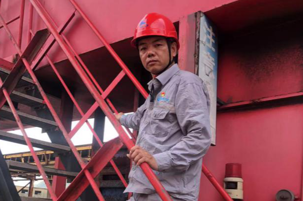 张振冠  党龄24年  松门作业区门机班班长.png