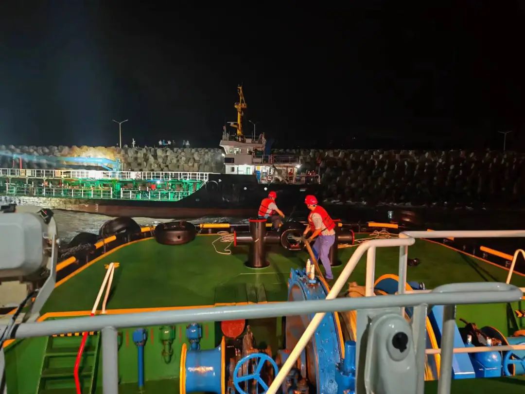 抢险救助丨福港拖轮深夜救援搁浅船舶.jpg